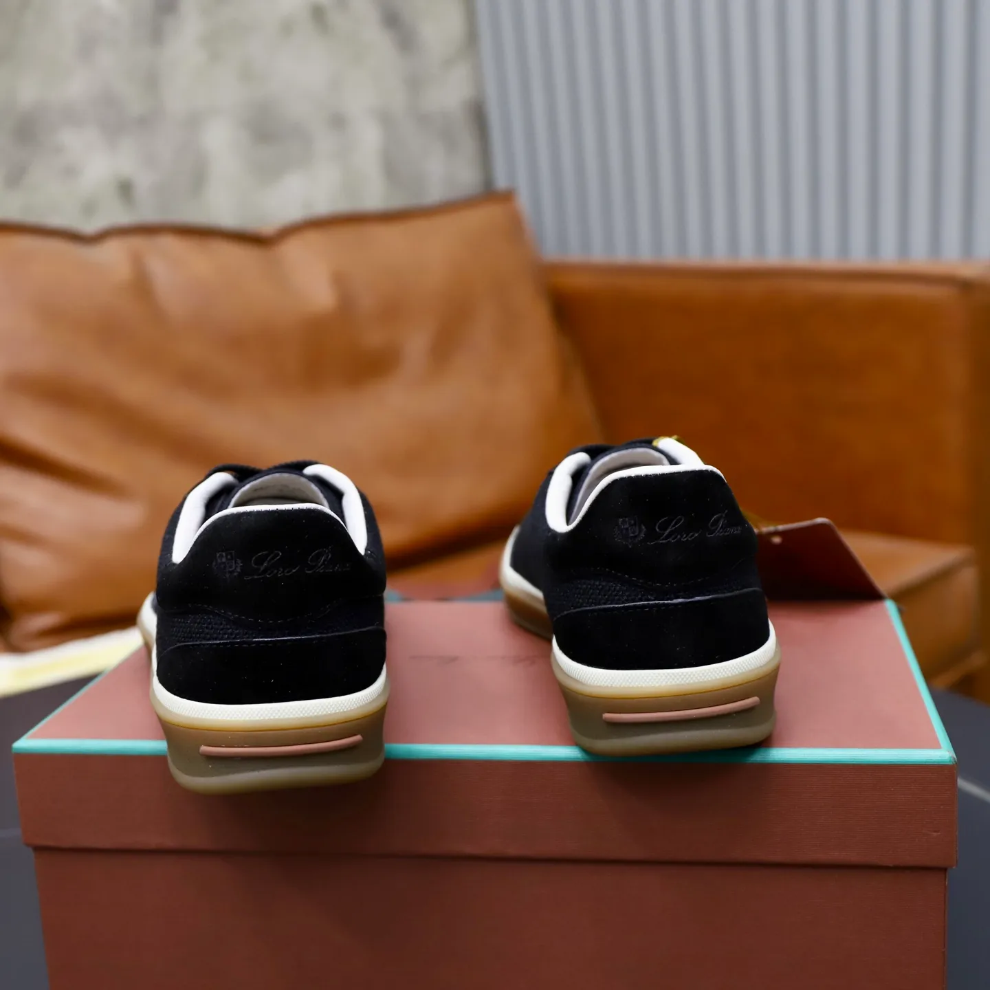 Ex-factory price: 540💰Loro Riana men’s moral training sneakers! Made from high-quality materials and designed in a low-cut silhouette, it offers an elegant and stylish look that's suitable for year-round wear. The unique double-layer sole aesthetic design, caramel cup-shaped outsole is decorated with off-white rubber trim, creating an attractive color combination. Pair with tailored pieces or jeans for a sophisticated yet casual look. The heel is decorated with soft cow leather tongue with Kummel color inserts and cotton laces with embossed LP logo. Upper: cow split suede stitching knitted fabric. Lining: original thickened soft sheepskin. Size: 38-39-40-41-42-43-44 (customized in 45.46)
